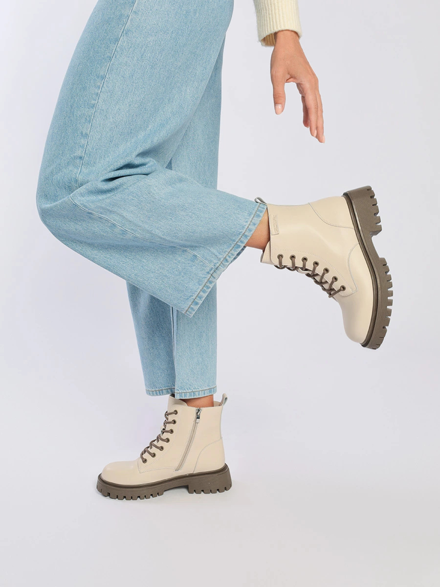 Ботинки бежевого цвета со шнуровкой и молнией